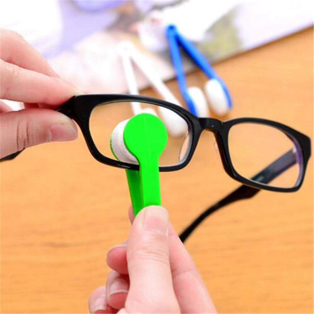 Close-up of AUGEN cleaner clip showing microfiber tip
