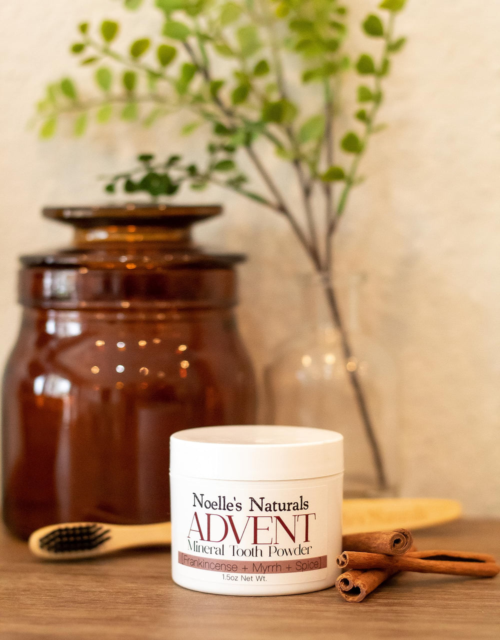 Tooth powder with clove, cinnamon, frankincense and myrrh flavor