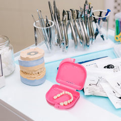 Denture soaking container with easy-to-clean surface
