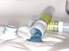 Applying powder to a canker sore