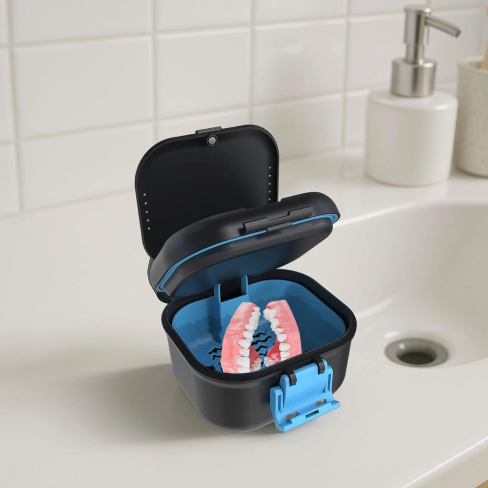 Denture soaking and storage case with internal mesh divider