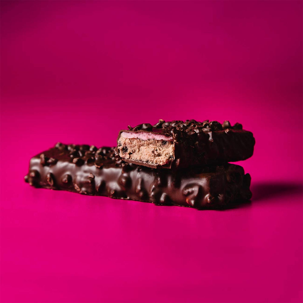 Grenade high-protein bar ingredient closeup highlights protein and natural flavors.