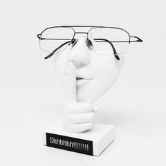 Back groove securing eyeglass arms with holder dimensions