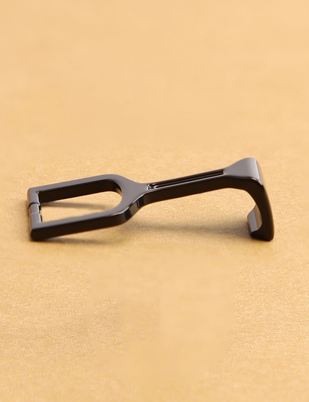 Flexible hinge system compatible with curved or flat temple arms