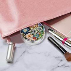 Contents of the 5-in-1 lens case kit: tweezers, remover, bottle, mirror