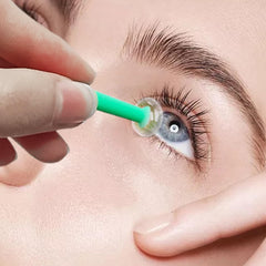Easy operation suction-based contact lens removal tool in use