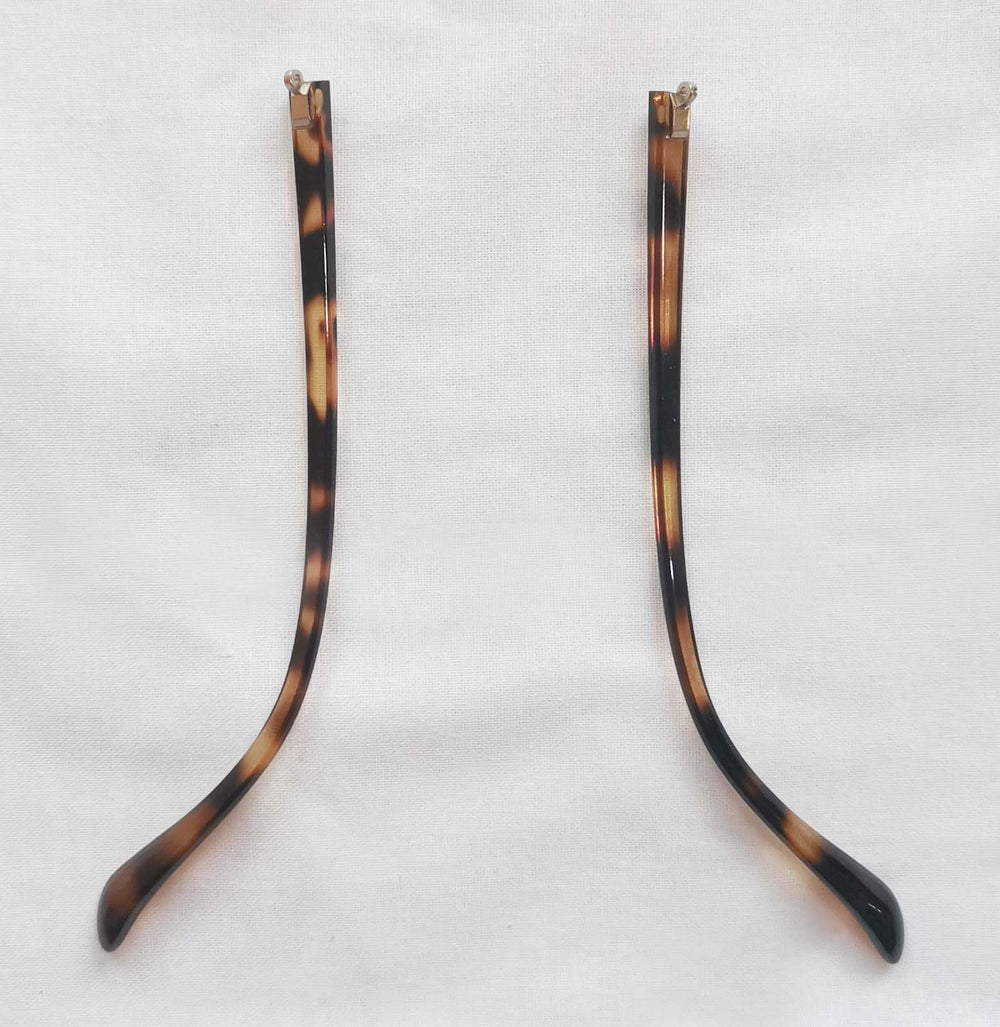 Temple arms showing 6mm width and 3mm hinge depth