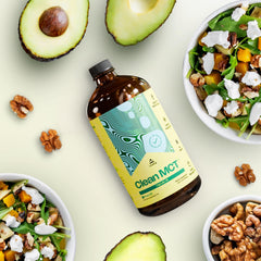 Pouring LevelUp Clean MCT Oil into a smoothie