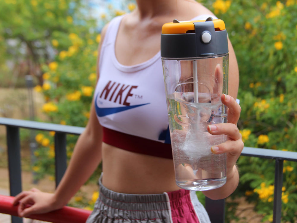 Shaker bottle with portable handle in yellow