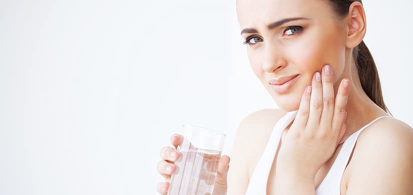 Measuring 10 ml for Meridol mouthwash usage