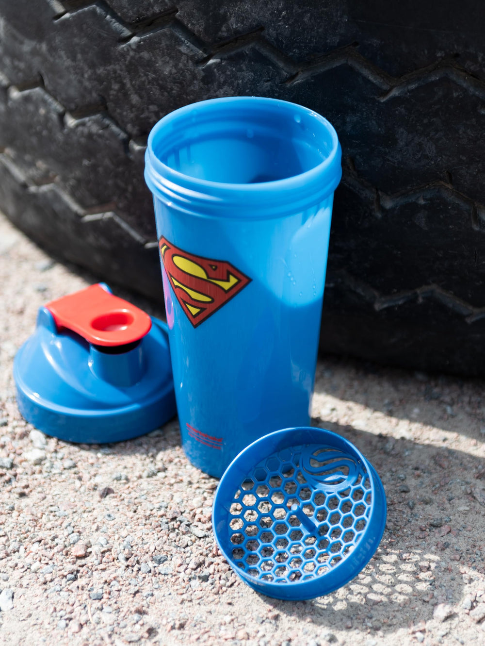 SmartShake Lite Superman bottle showing shaker net for smooth mixing.