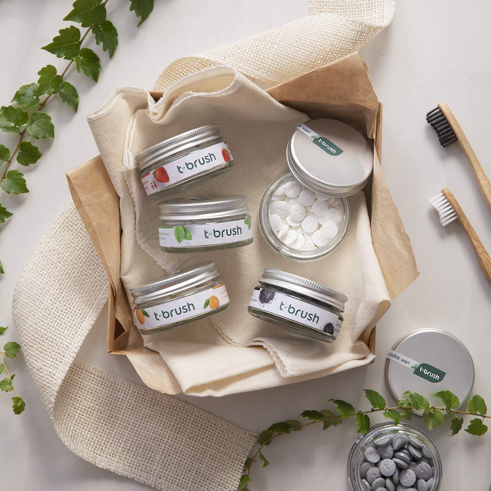 Ingredients highlight showing natural vegan and fluoride-free