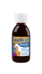 Pouring Wellkid Calcium Liquid into spoon