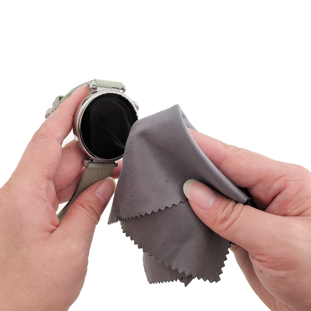 Lint-free and streak-free surface cleaning with microfiber cloth