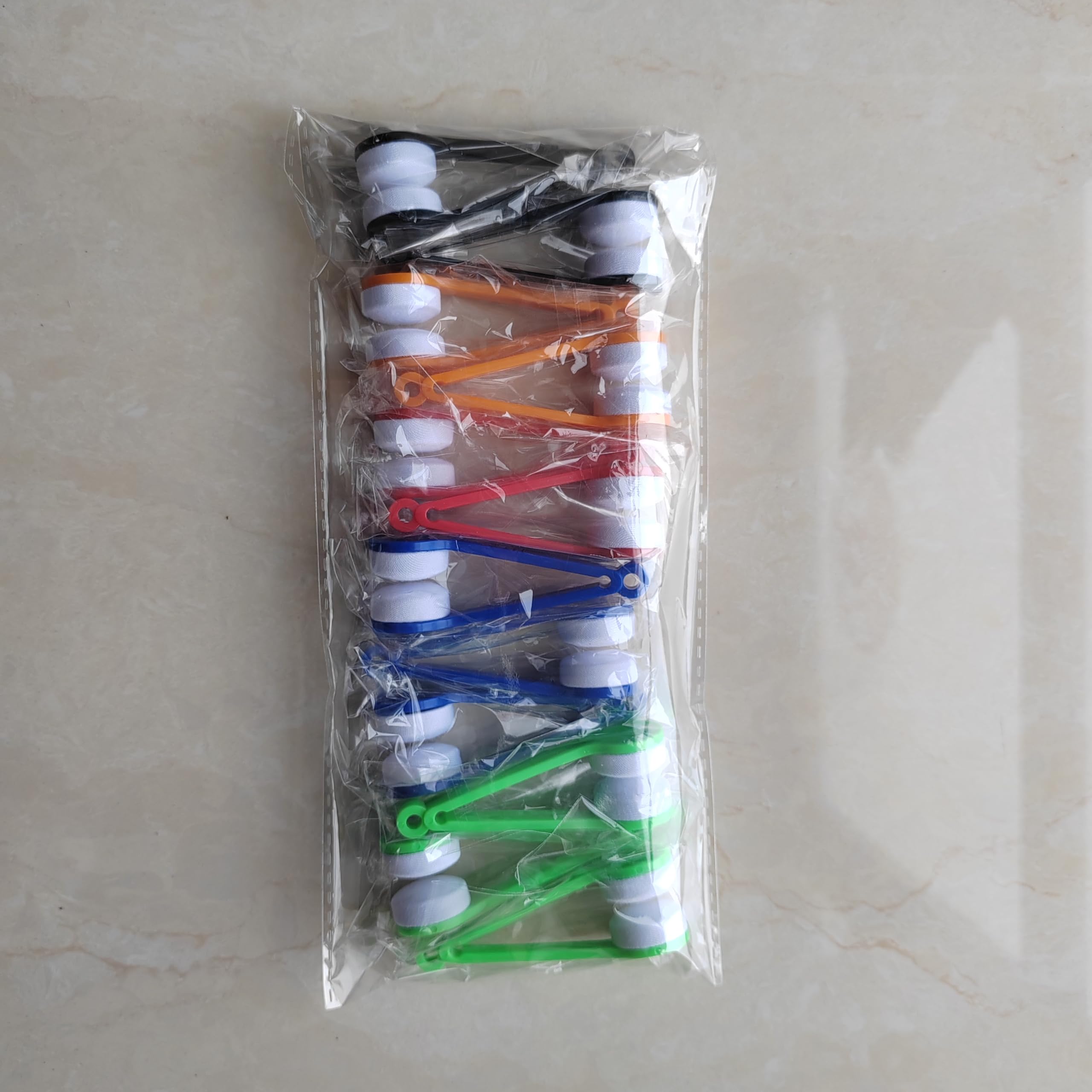 Easy-to-carry cleaning brush set for bags and purses