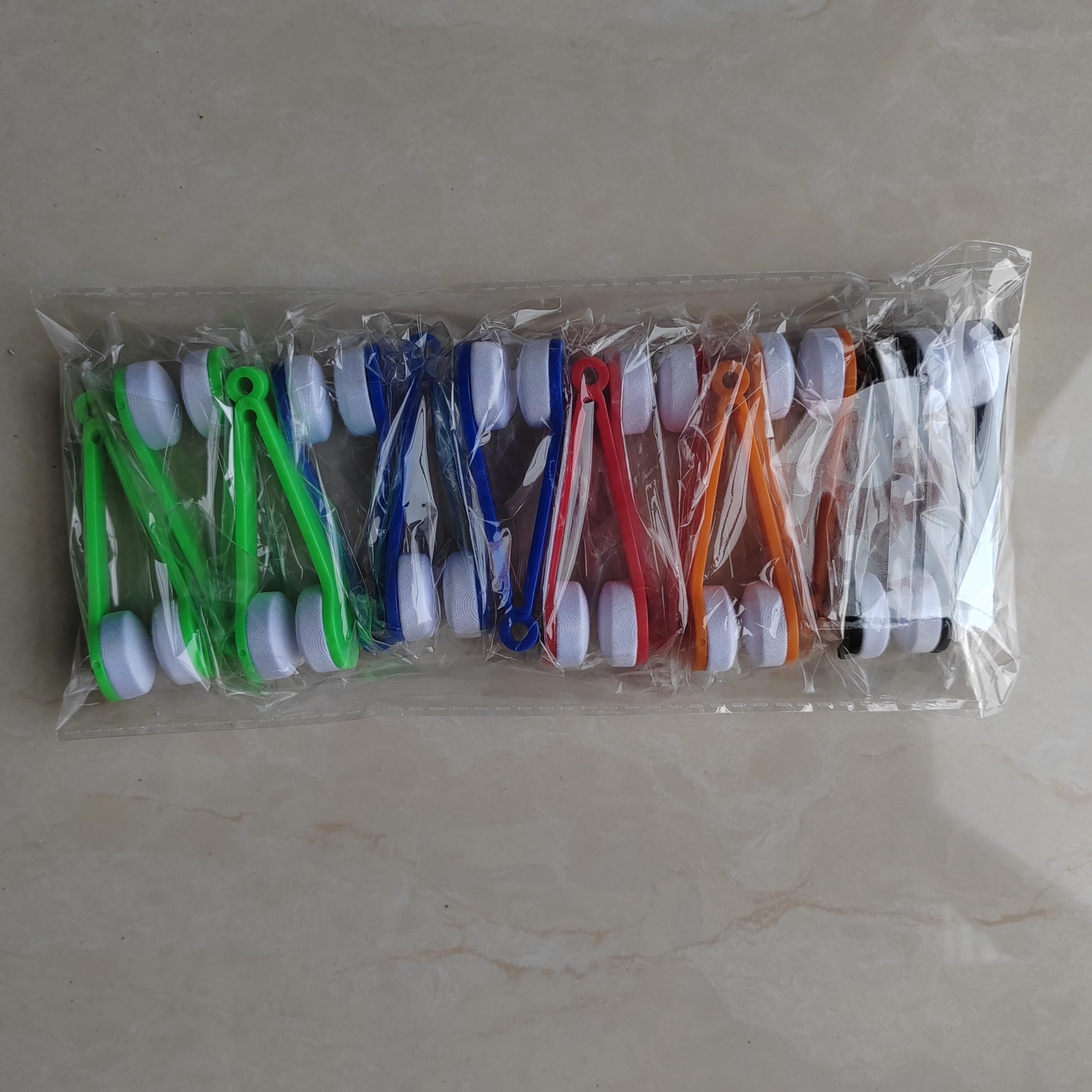 Package contents: 12 microfiber spectacles cleaner brushes