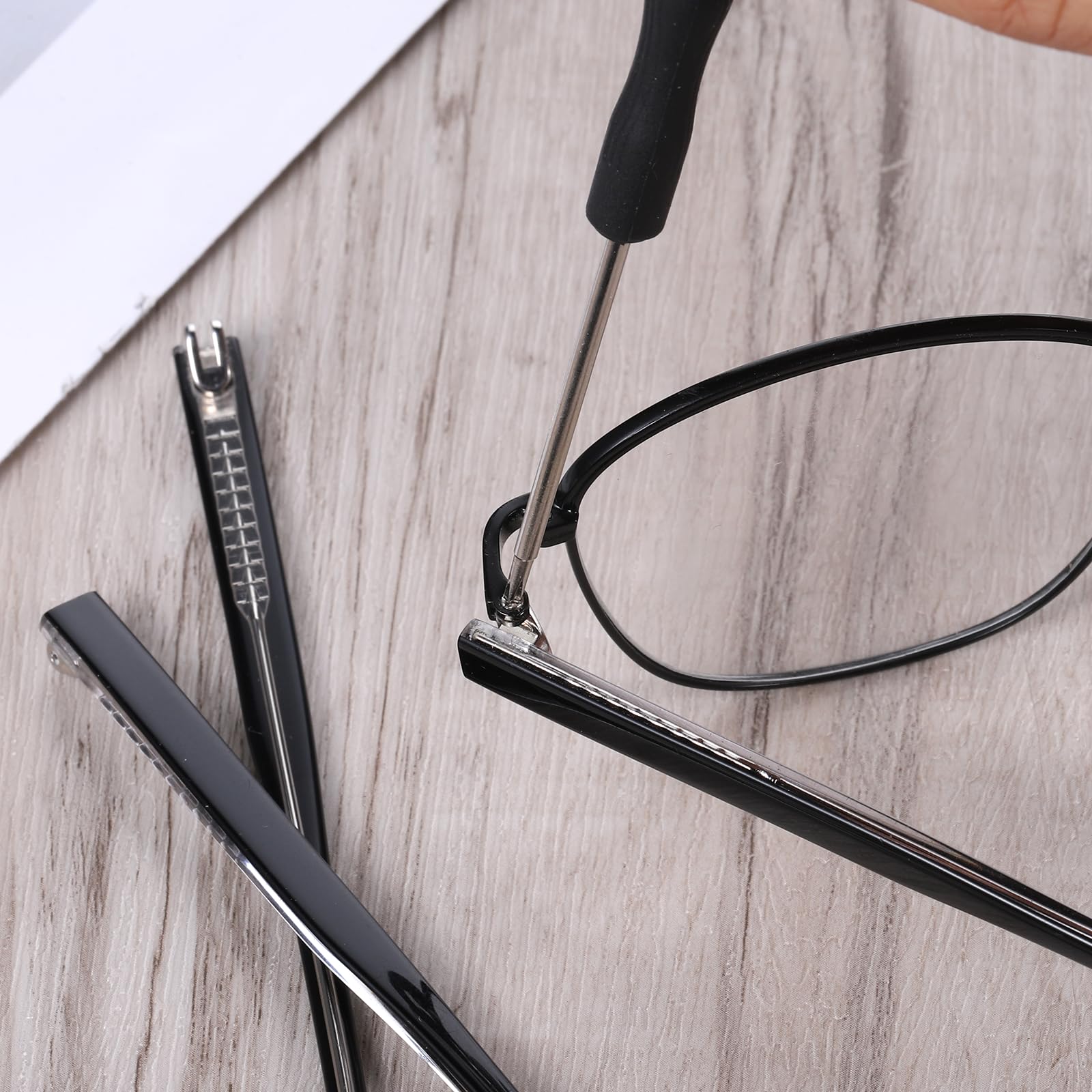 Nose pads and gaskets included for a secure fit