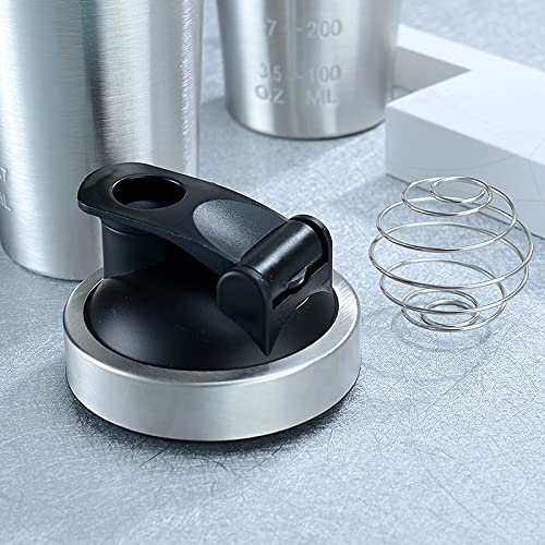 Thermally insulated shaker bottle designed to keep drinks cold