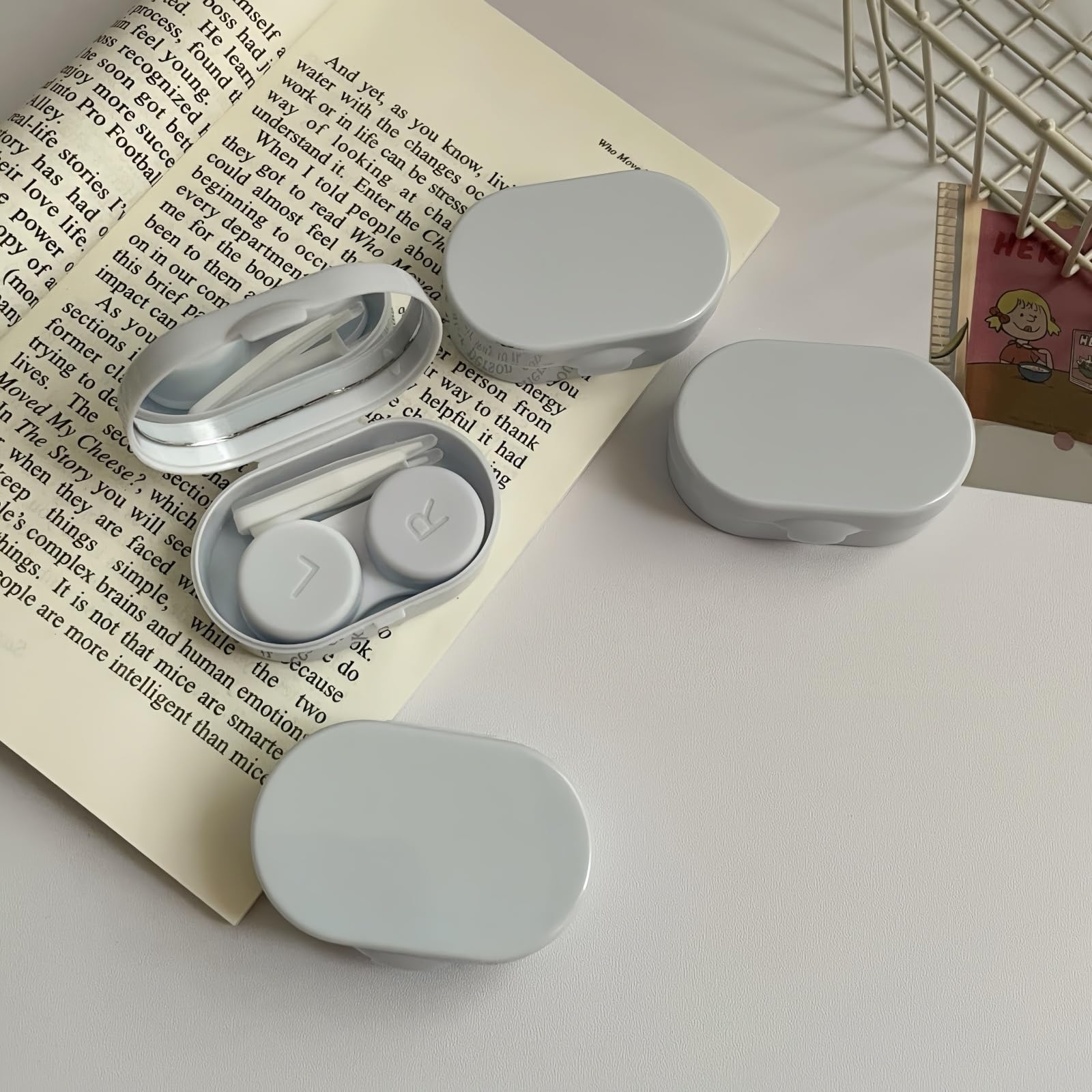 Tweezers for handling contact lenses in kit