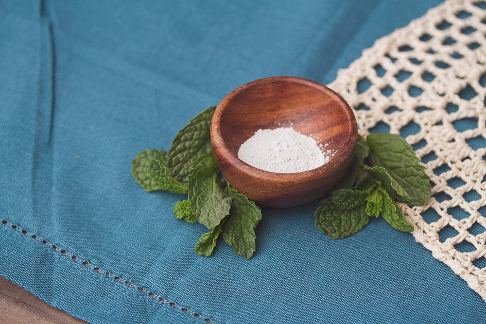 Pure Bentonite clay with vegan calcium carbonate and minerals.