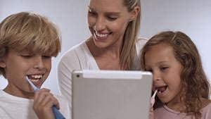 Dentist sharing brushing results with parent in Blu App