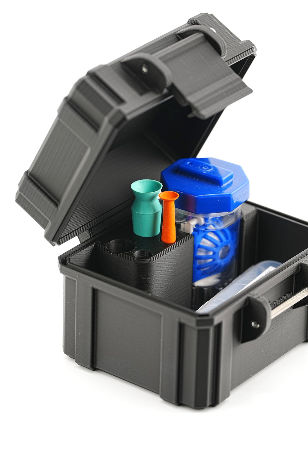 Case lid with secure latch in engaged position