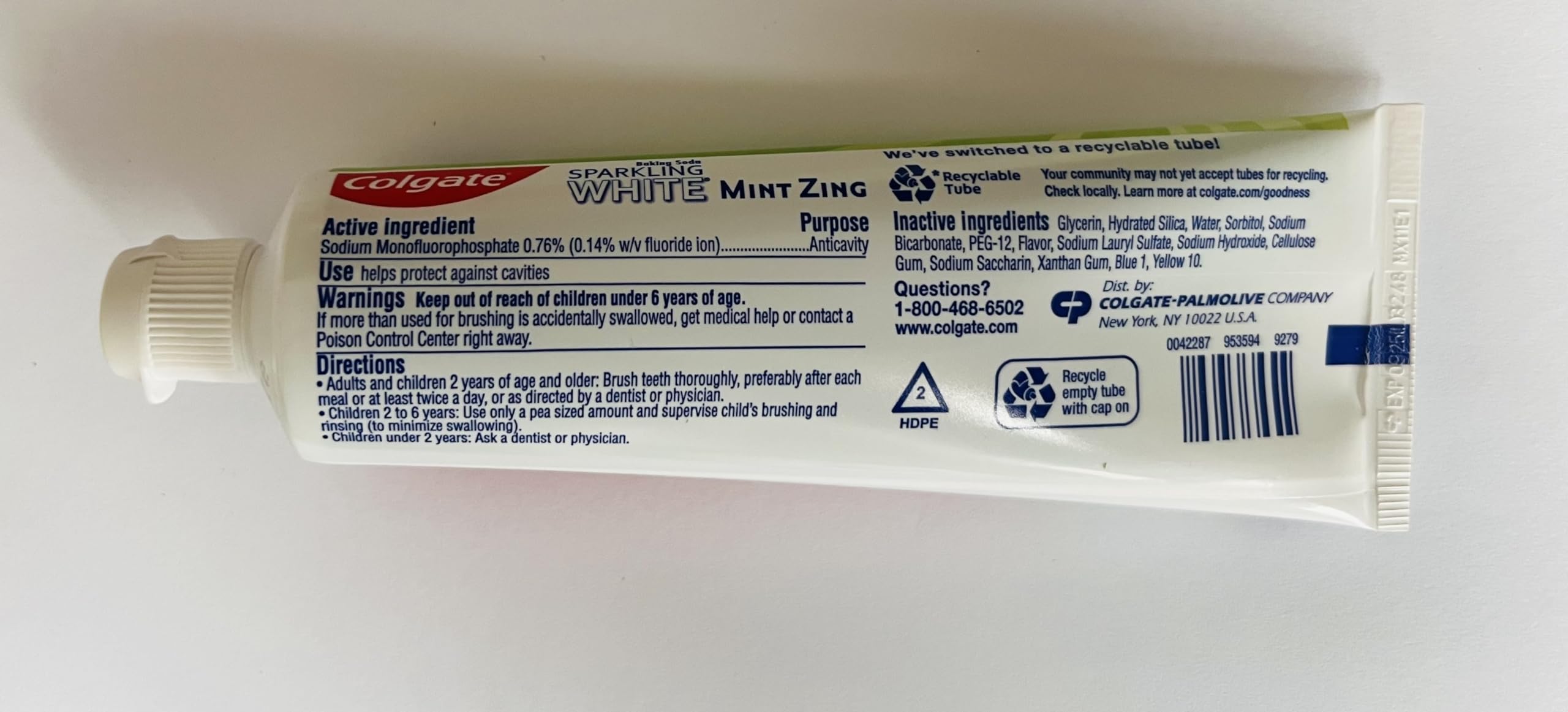 Colgate Sparkling White Mint toothpaste 6-pack on display – image 5