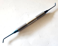 Dental Amalgam filling instrument: double-ended composite shaper with hollow titanium coated blue handle (front view)