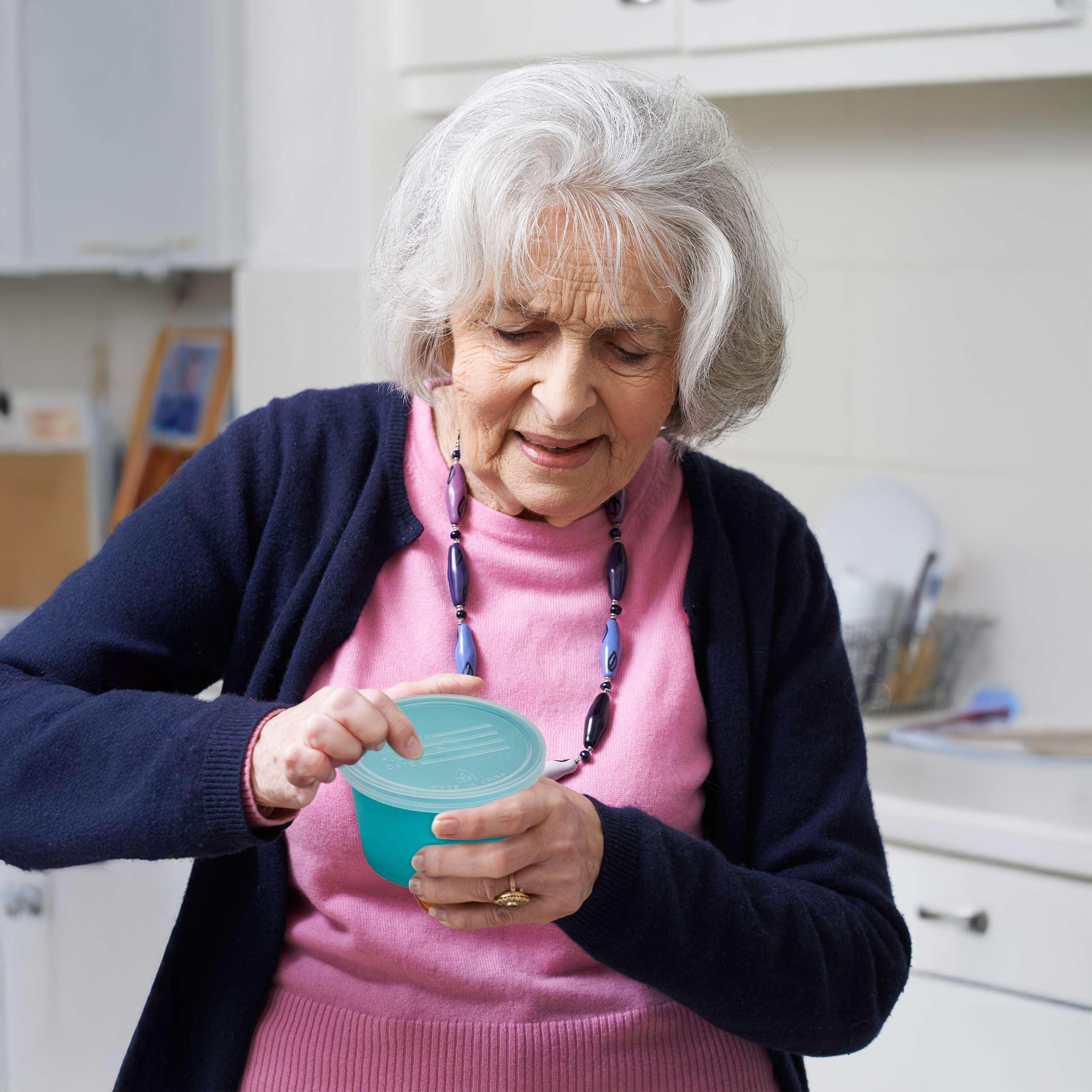 Denture cup with lid suitable for top-rack dishwasher