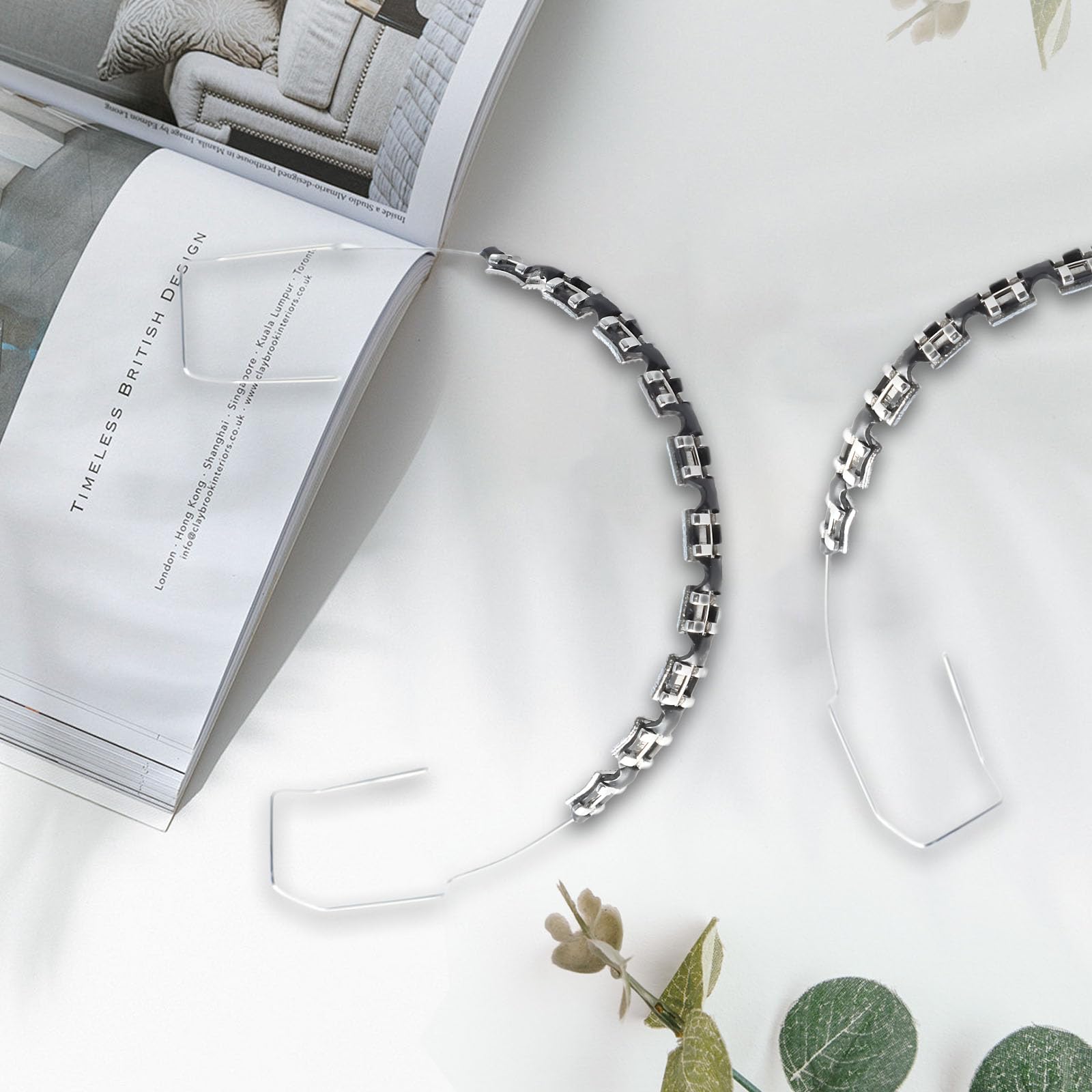 Display demo of black braces used for orthodontic practice