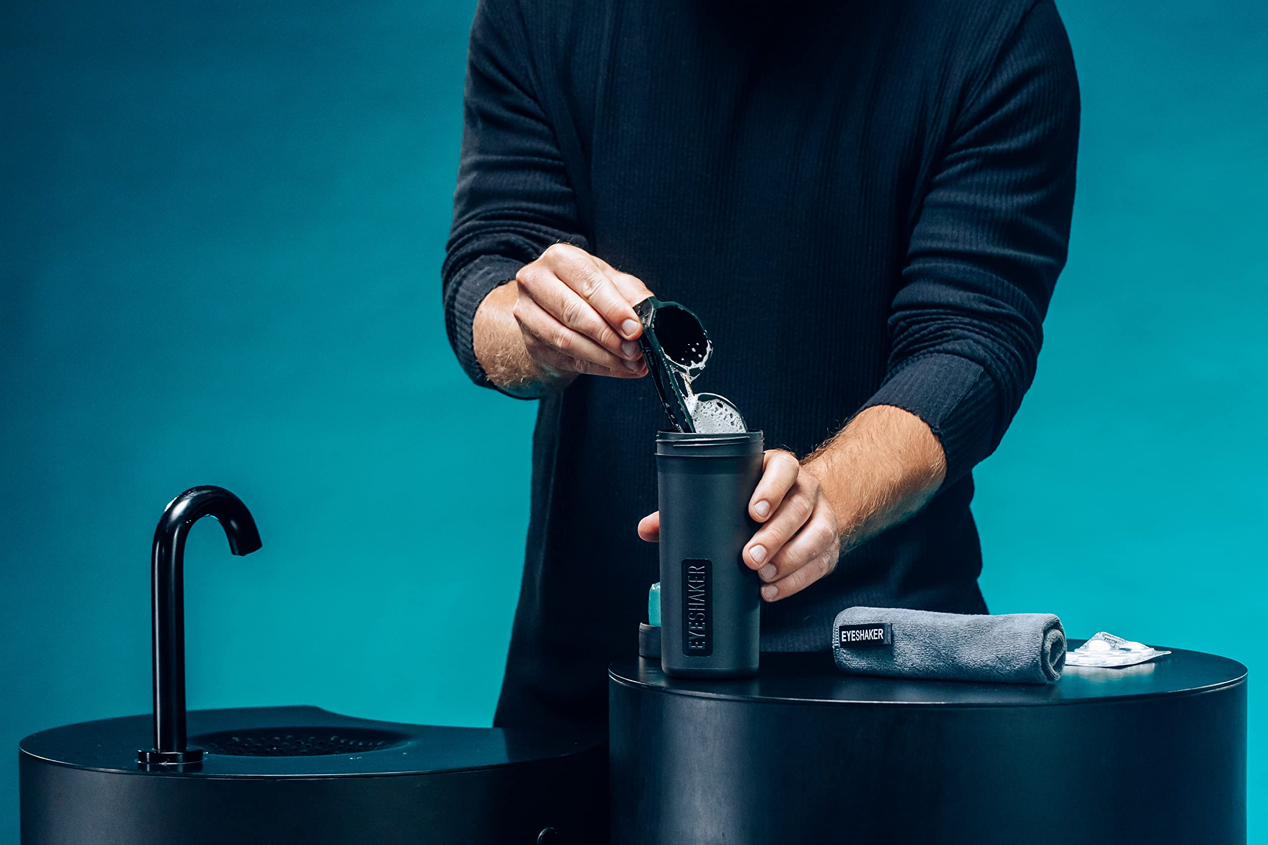 Sunglasses being cleaned with Eyeshaker Set