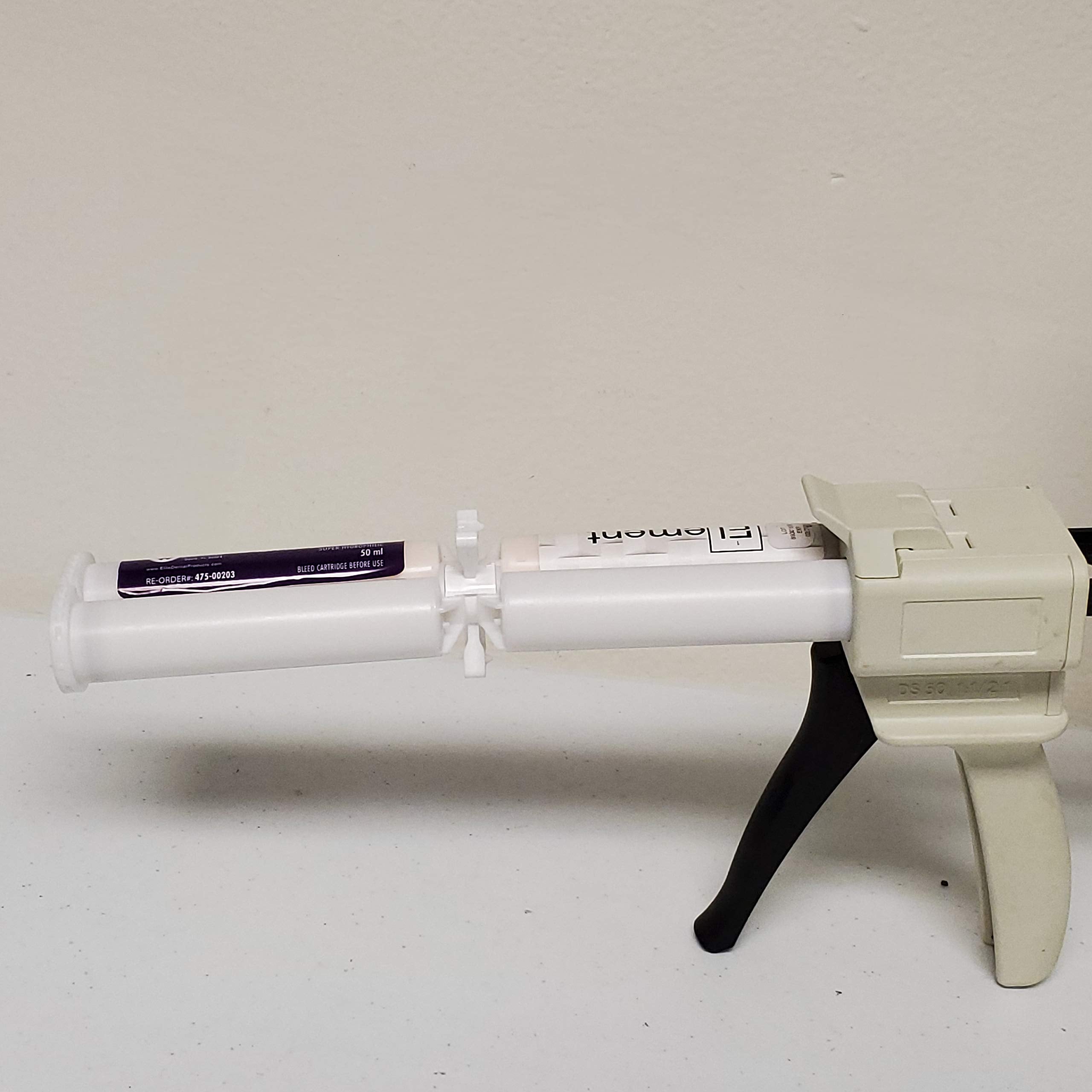 Reusable ribbon-shaped holder for easy grip and secure connection