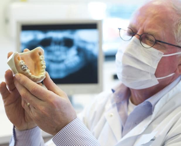 Re-healable gum material for dentures