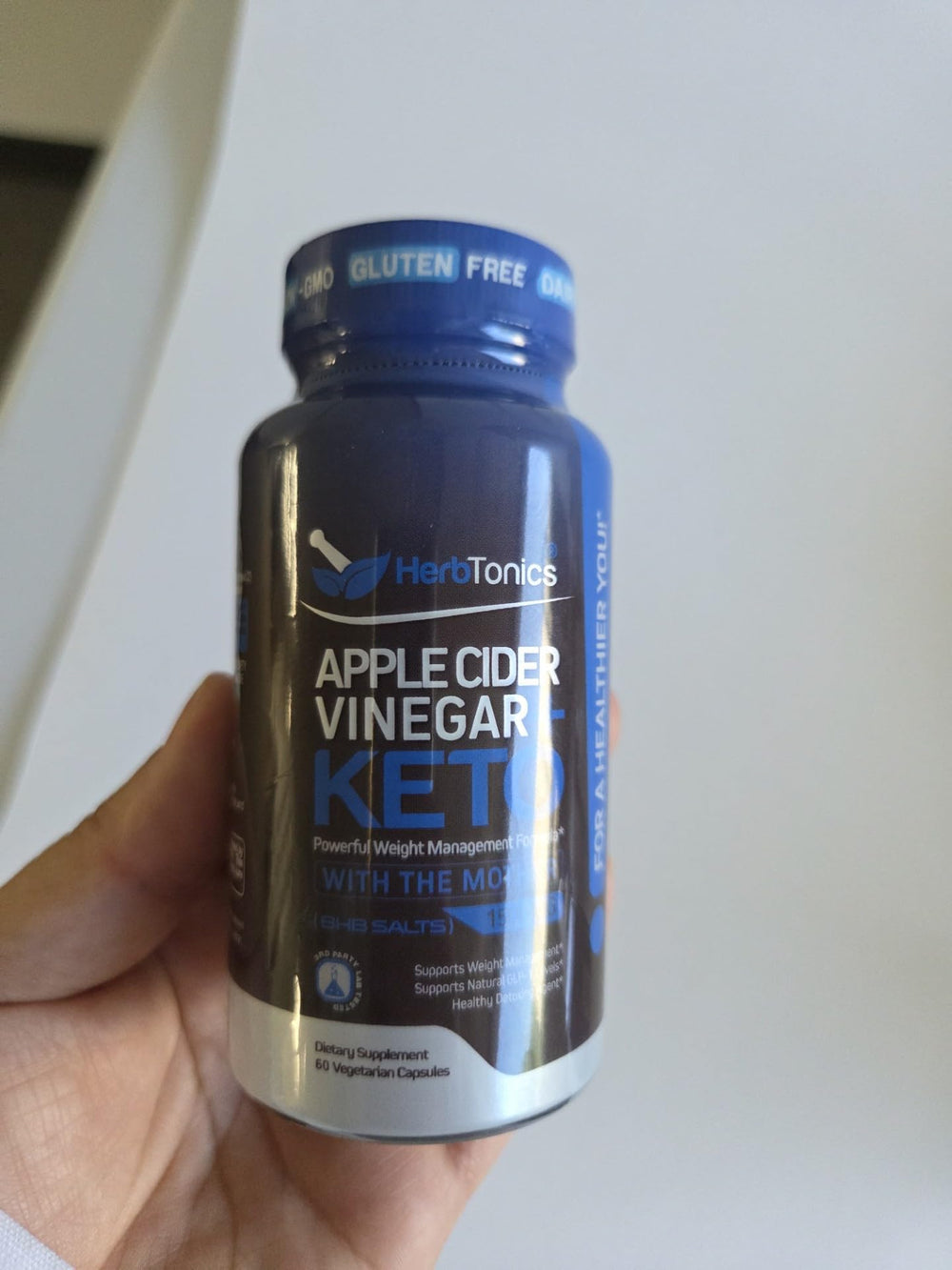 Herbtonics digestive support scene highlights gut-friendly benefits.