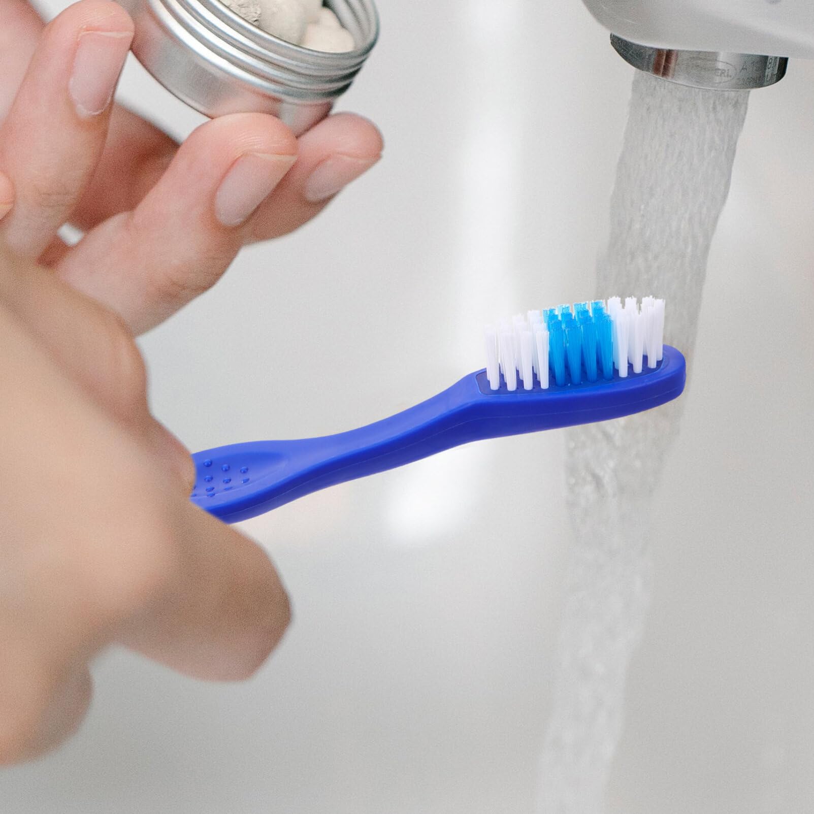 Soft bristles for gentle cleaning on iplusmile mini brush