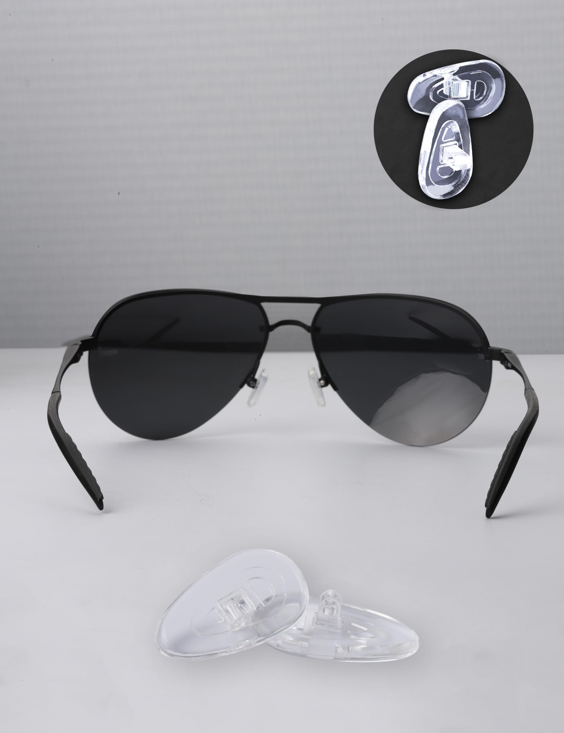 All items included in the kit: screws and screwdriver