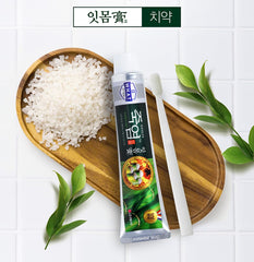 Cream toothpaste texture with mint flavor