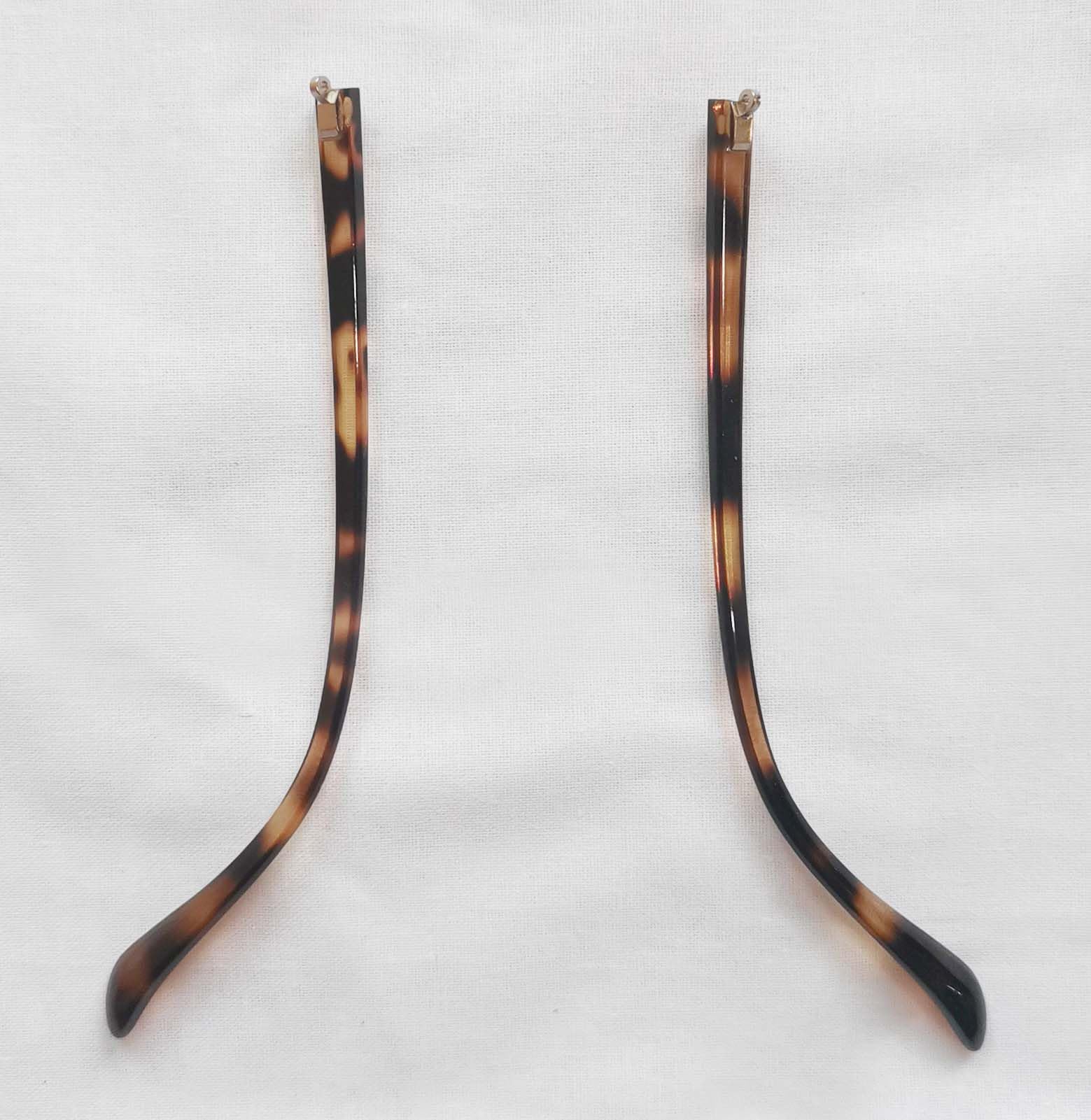 Temple arms showing 6mm width and 3mm hinge depth