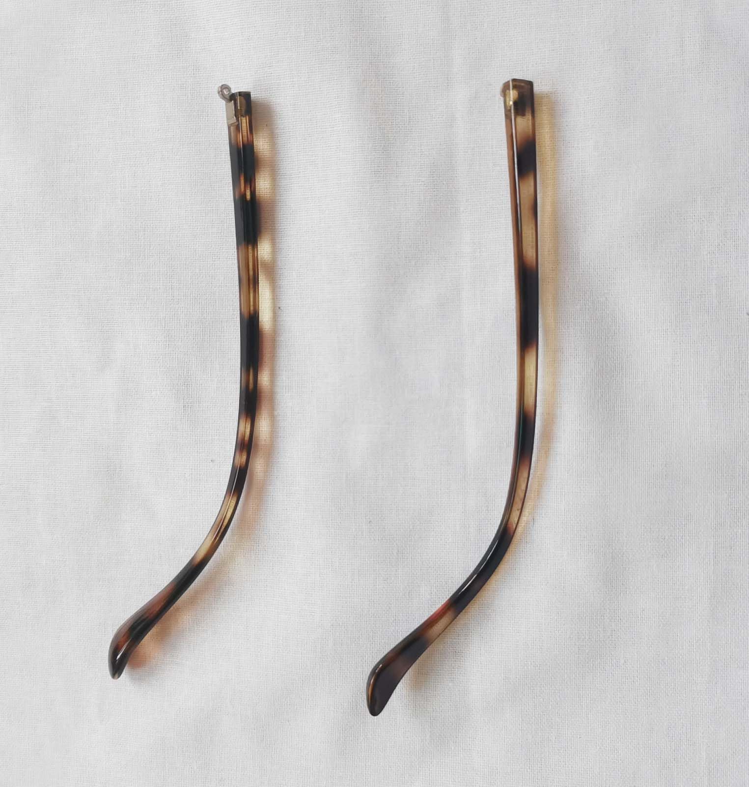 1.5mm convex teeth on temple arm, screws included