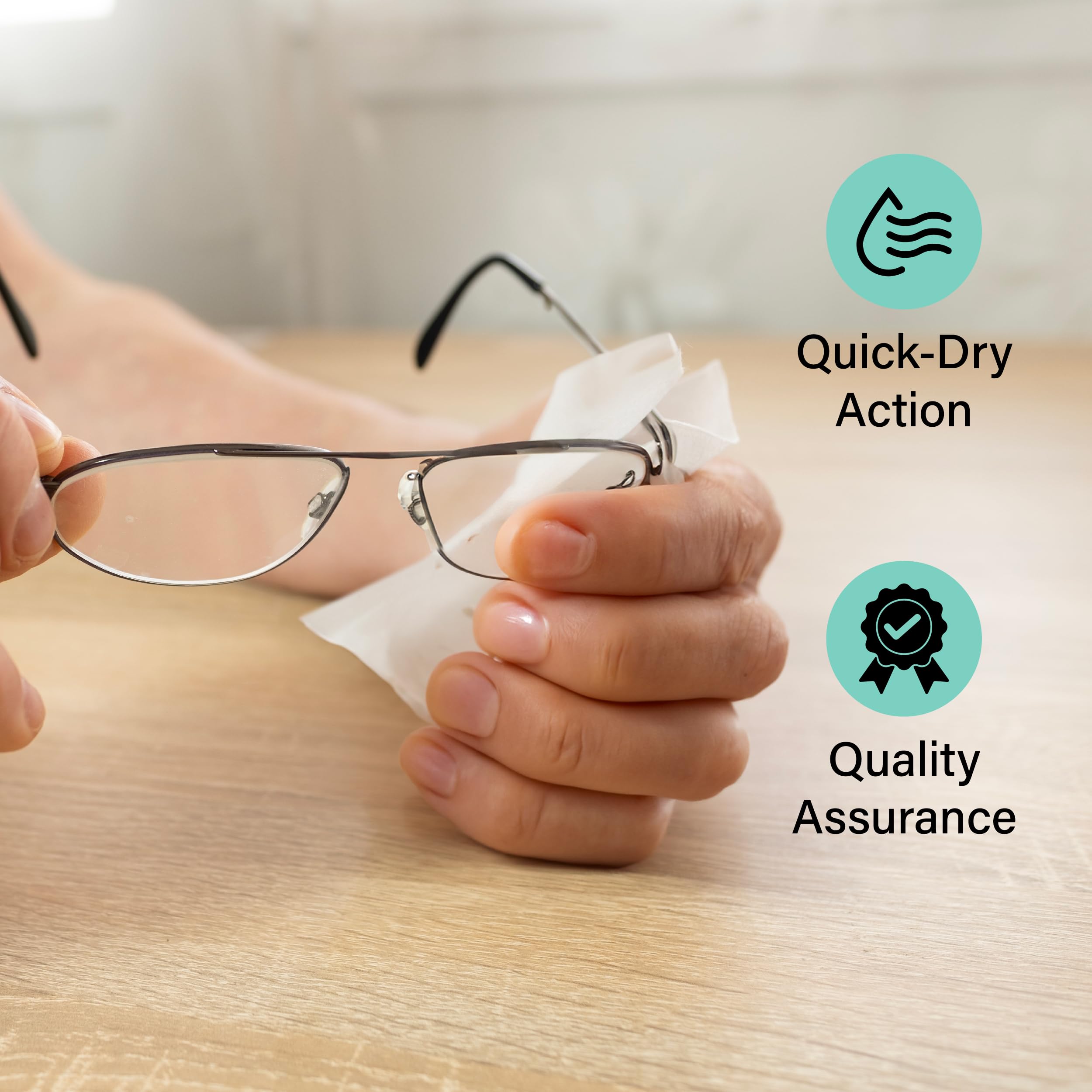 Packaging of Lloys Lens Cleaning Wipes emphasizing 200-count box
