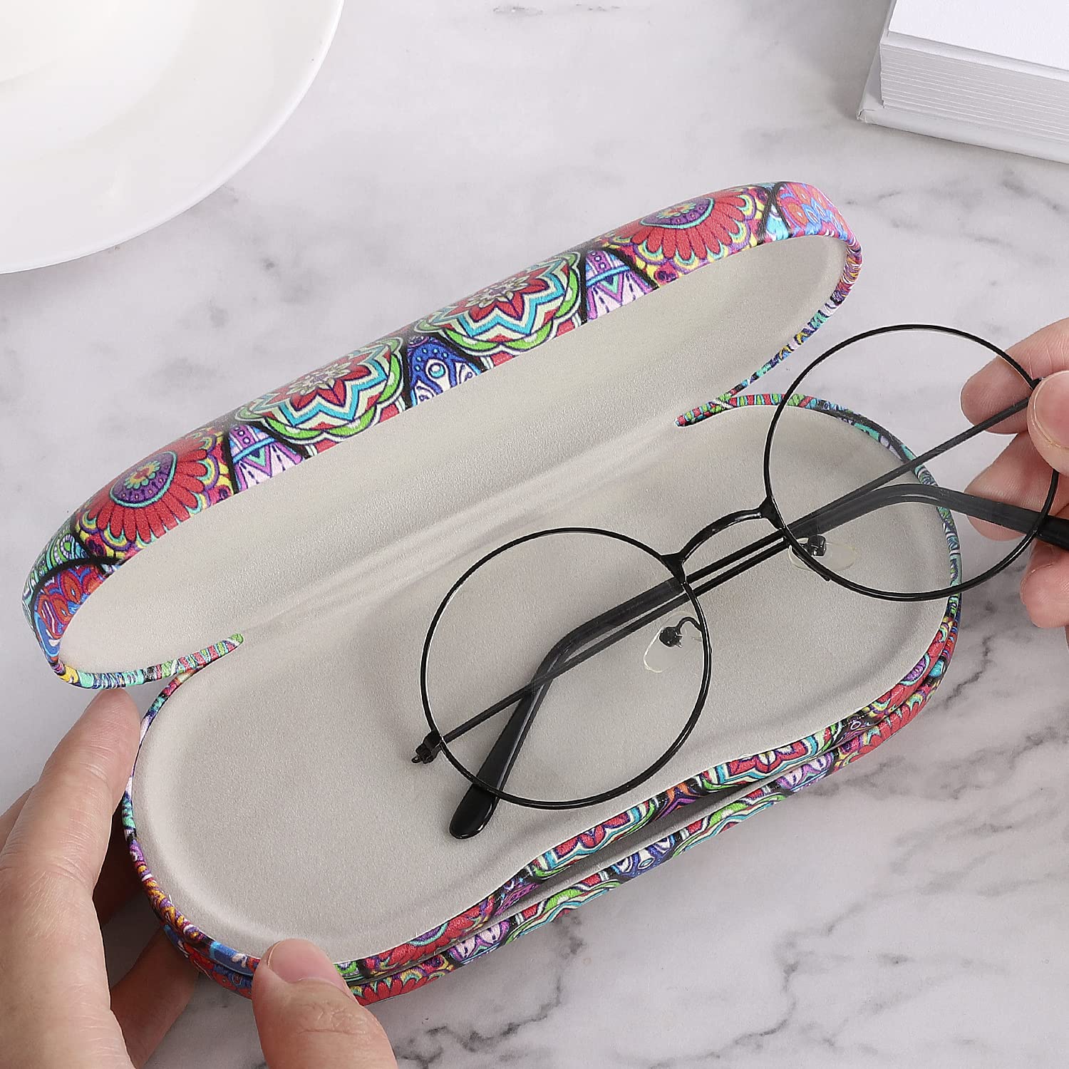 Built-in mirror on lid for easy lens changes
