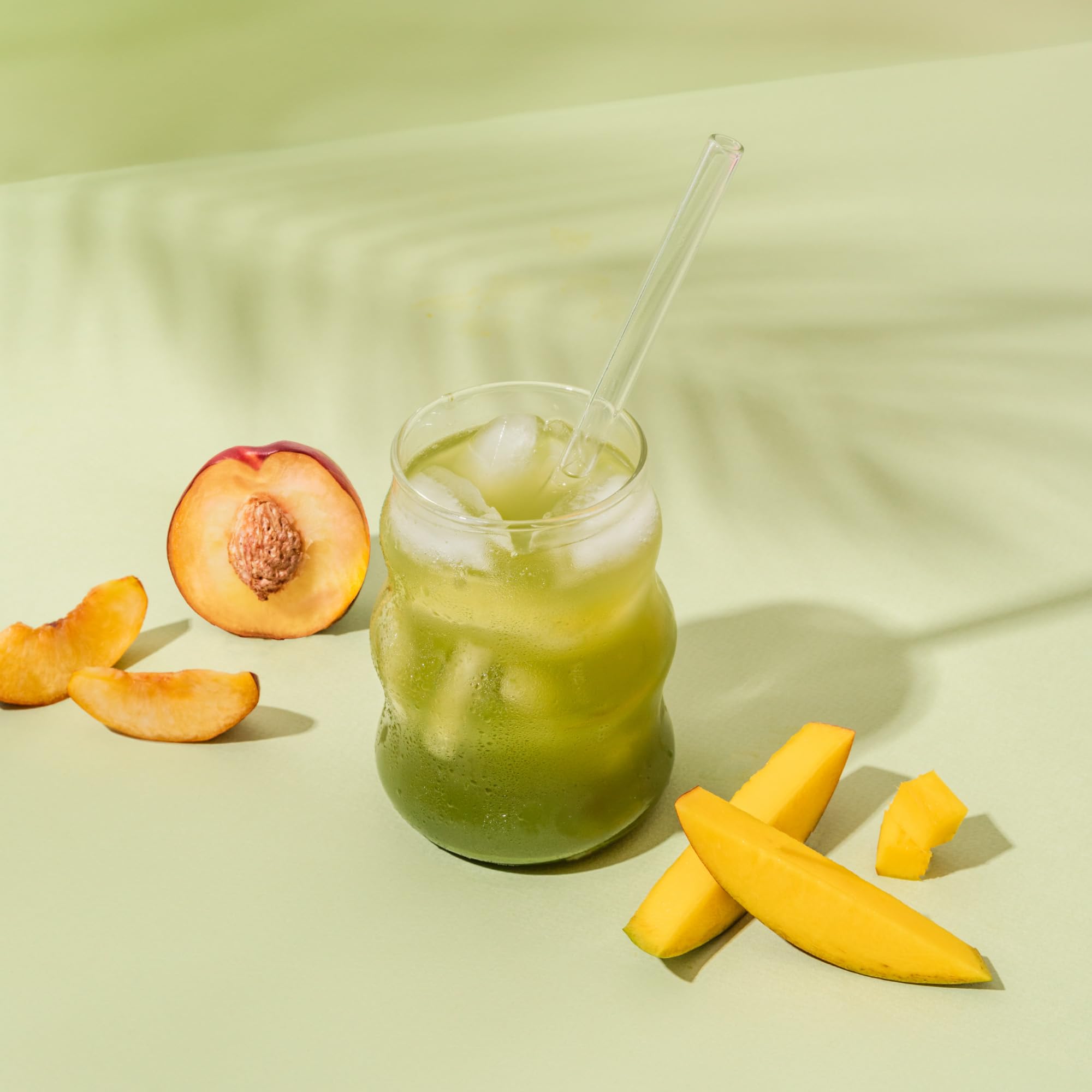 Nello Supergreens Mango Peach powder texture and serving scoop