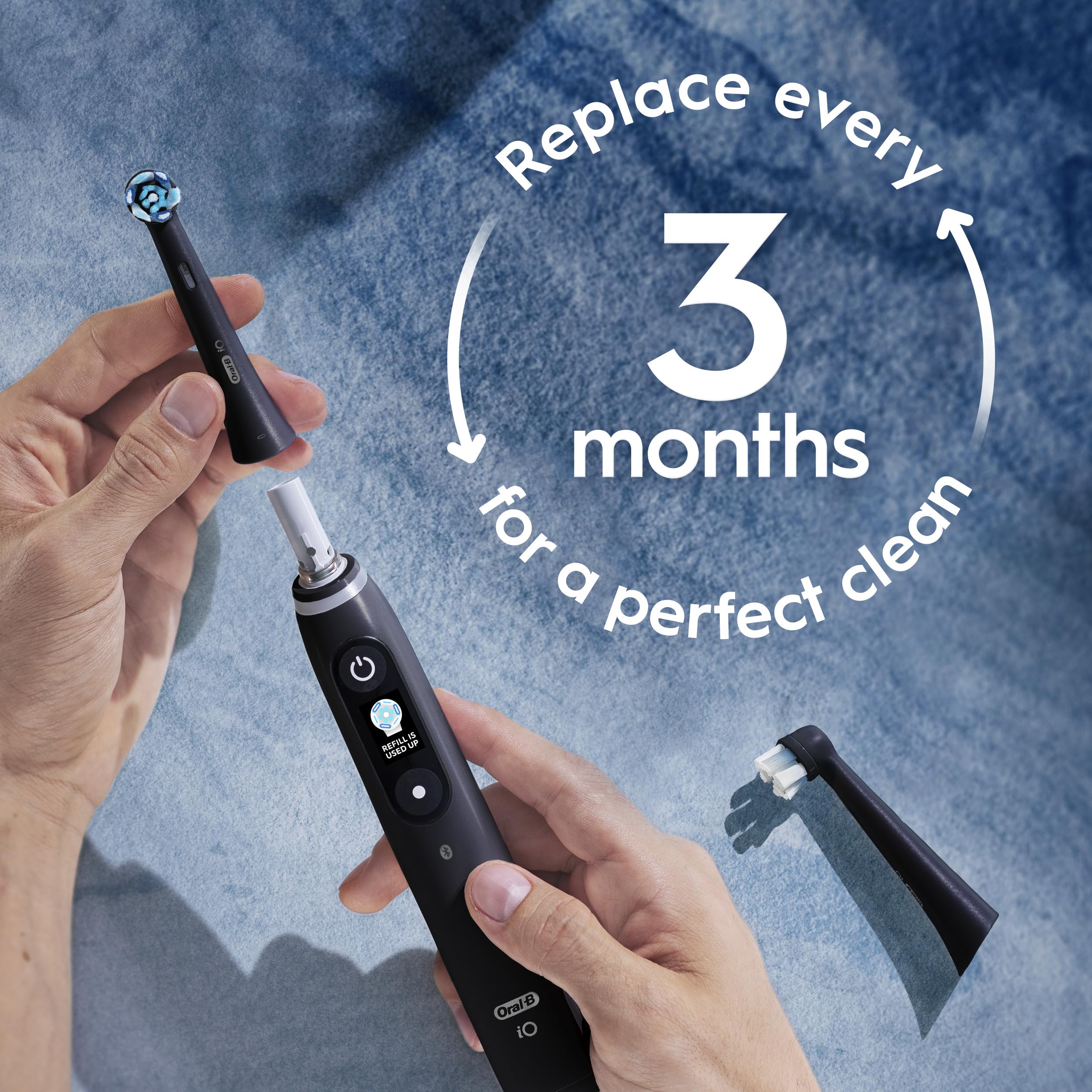Color-changing bristles on Oral-B iO head in black – image 6