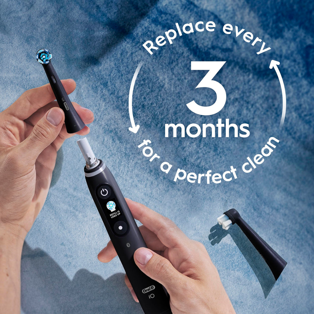 Color-changing bristles on Oral-B iO head in black – image 6