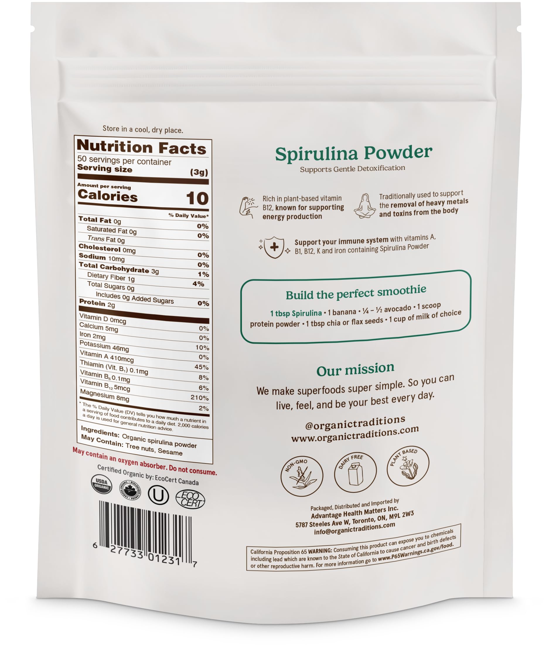 Measuring scoop dispensing spirulina powder