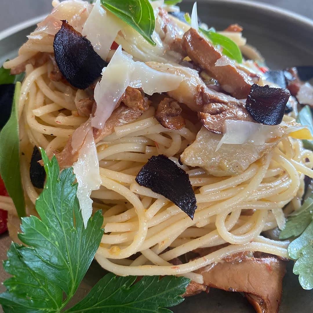 All-natural ingredients: peeled black garlic cloves