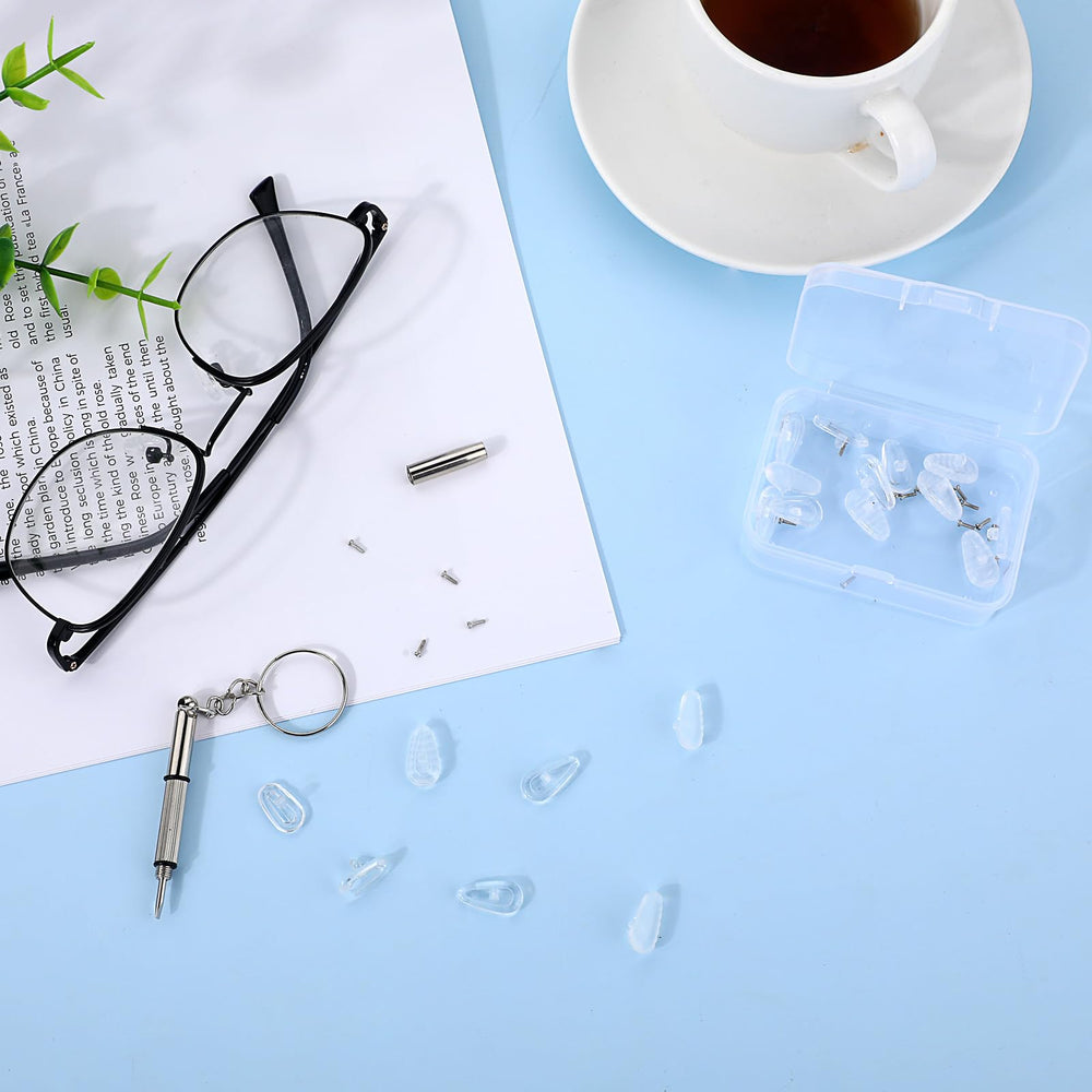 Illustration showing packing list: pads, screws, screwdriver