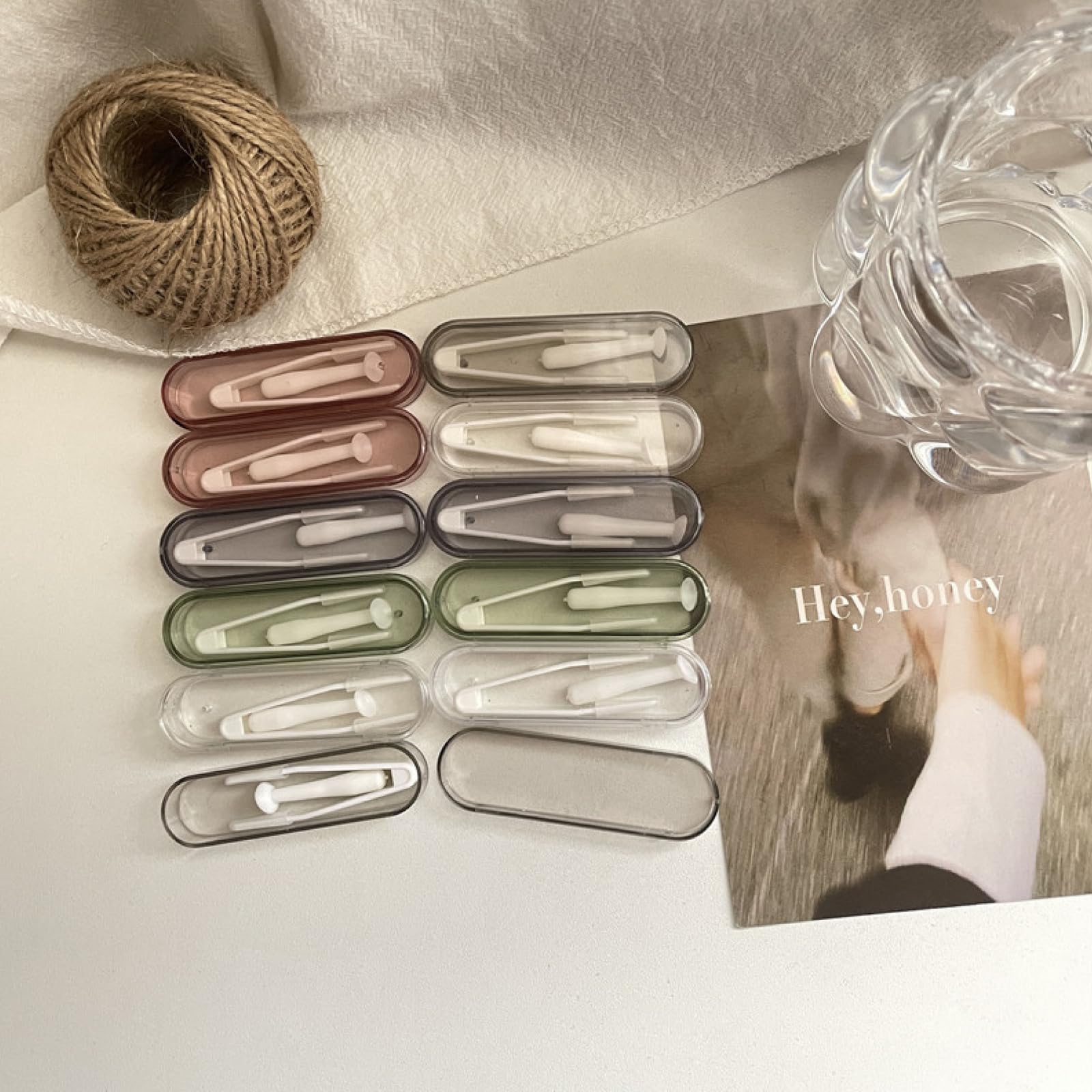 Arc-design tweezers for easy clamping of contact lenses