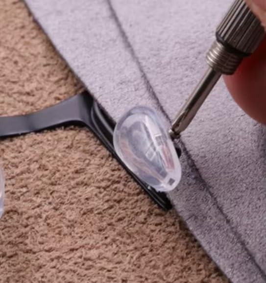 Push-in eyeglasses nose pads