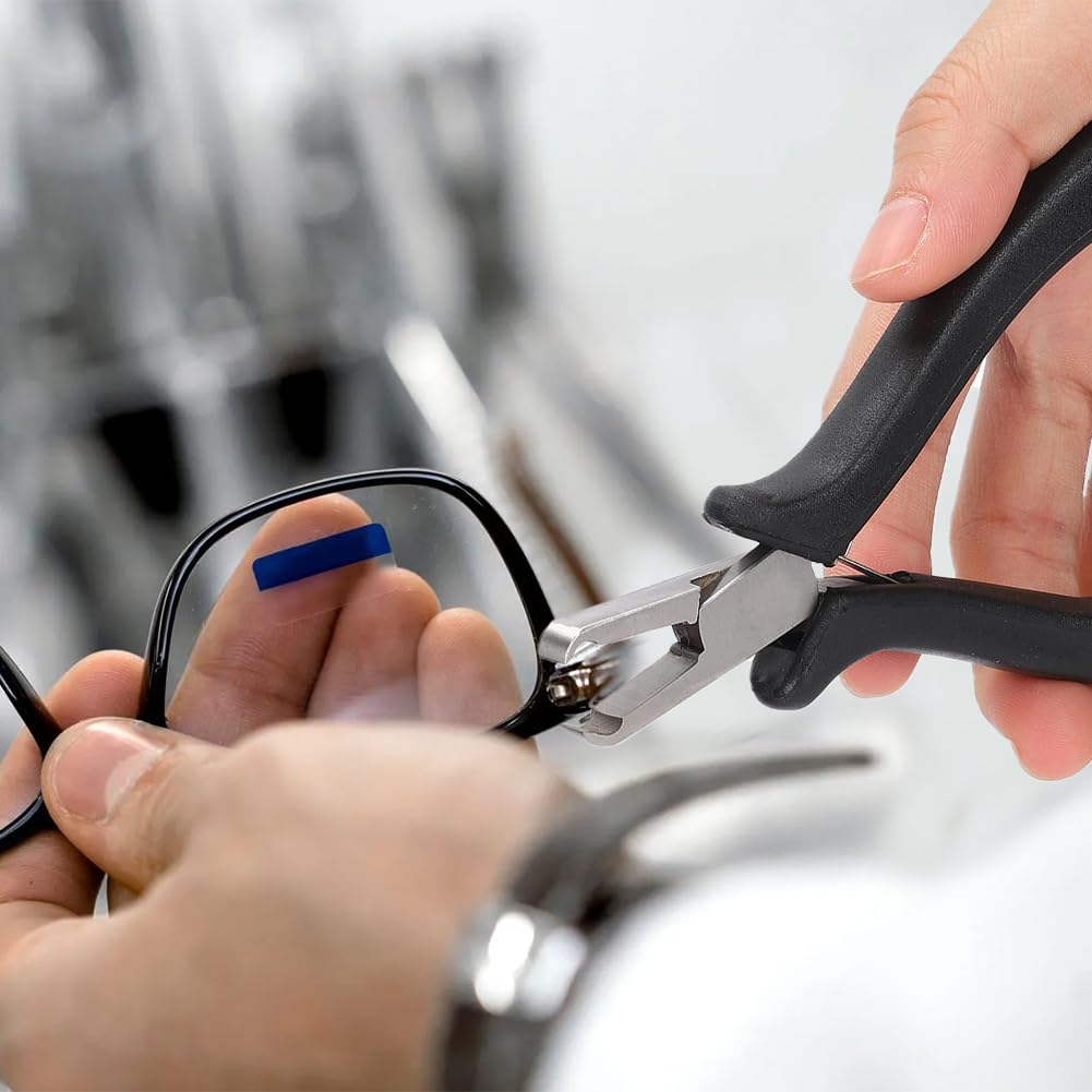 Portable pocket repair kit for glasses